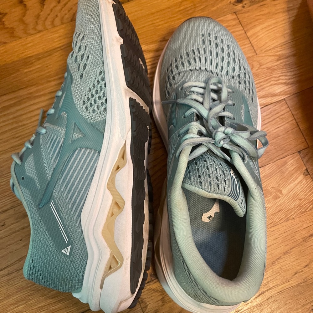 Womens Mizuno wave inspire 17 Worn 3 times on treadmill. Great ankle support!
